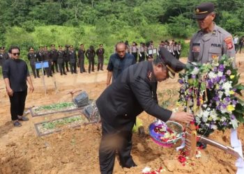 Polresta Samarinda Gelar Upacara Kedinasan Pemakaman Mendiang Aiptu Bandiyono