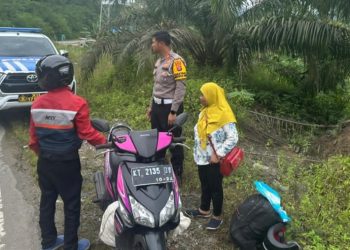 Kapolres dan Kasat Lantas Evakuasi Motor Warga yang Mogok di Jalan Poros