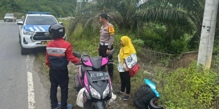 Kapolres dan Kasat Lantas Evakuasi Motor Warga yang Mogok di Jalan Poros