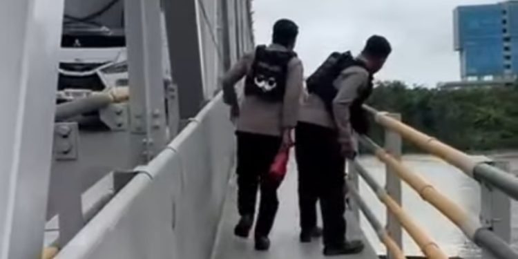 Gerak Cepat Polisi Padamkan Api di Bawah Jembatan Mahakam Lama