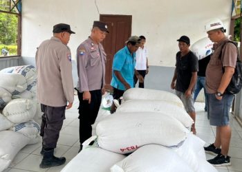 Polsek Muara Wahau dan Kongbeng Pantau Penjualan Jagung Hibrida 3,7 Ton 