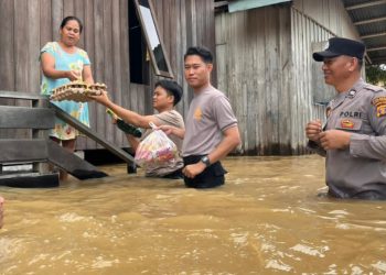 Polsek Muara Wahau Salurkan Sembako Bagi Korban Banjir 