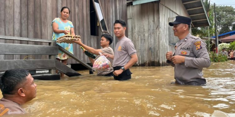 Polsek Muara Wahau Salurkan Sembako Bagi Korban Banjir 