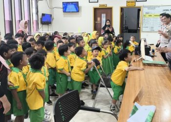 Murid TK Bintang Pertiwi Bengalon Belajar Dekat dengan Kepolisian