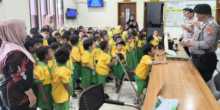 Murid TK Bintang Pertiwi Bengalon Belajar Dekat dengan Kepolisian
