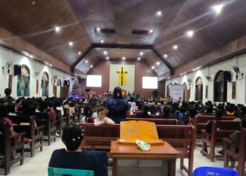 Sosok Berseragam Cokelat Penjaga  Natal Jemaat Gereja Toraja Kalvari 