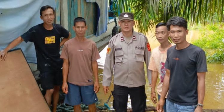 Polsek Muara Bengkal Edukasi Nelayan dan Warga Bantaran Sungai