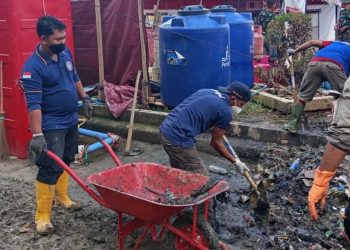 Relawan Kaltim Bersihkan Lumpur dan Layani Pengungsi Banjir Aceh Tamiang