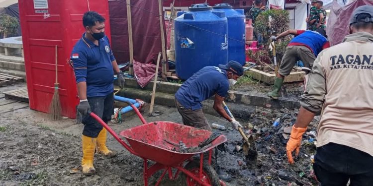 Relawan Kaltim Bersihkan Lumpur dan Layani Pengungsi Banjir Aceh Tamiang