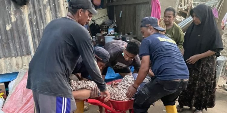 Tim Relawan Kaltim Evakuasi Warga Sakit di Lokasi Bencana Aceh Tamiang