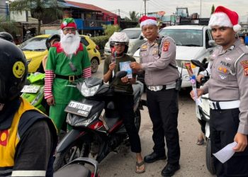 Satuan Lantas Kenakan Topi Santa, Edukasi Keselamatan Lalu Lintas