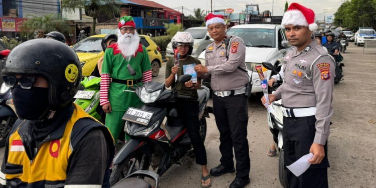 Satuan Lantas Kenakan Topi Santa, Edukasi Keselamatan Lalu Lintas
