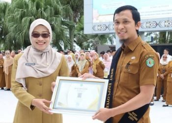 Sekda Kaltim Serahkan Penghargaan Best Employee Setdaprov 2025