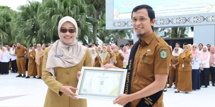 Sekda Kaltim Serahkan Penghargaan Best Employee Setdaprov 2025