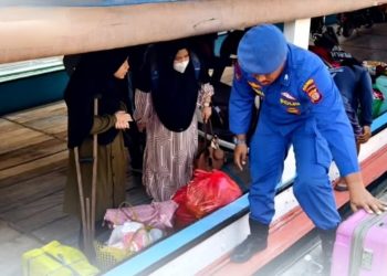 Satpolairud Amankan Kedatangan Kapal di Dermaga Mahakam Ulu