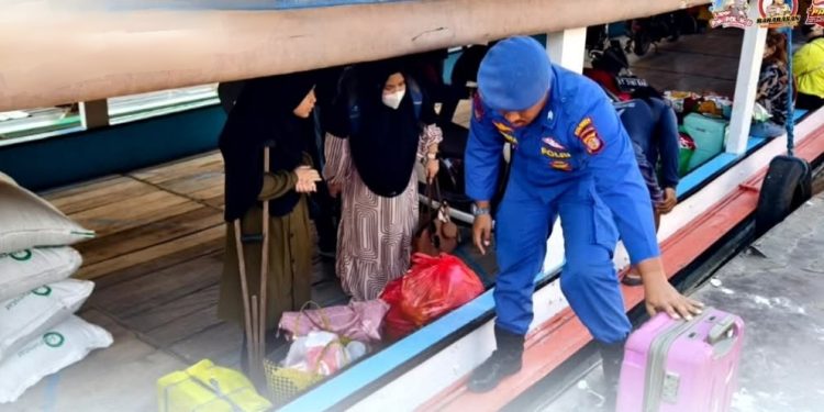 Satpolairud Amankan Kedatangan Kapal di Dermaga Mahakam Ulu