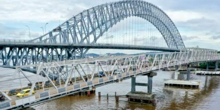 Pelayaran di Bawah Jembatan Mahulu Dihentikan Sementara, Usai Fender Ditabrak Tongkang