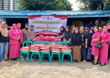 Polwan dan Bhayangkari Salurkan 500 Kg Beras Bagi Warga Membutuhkan