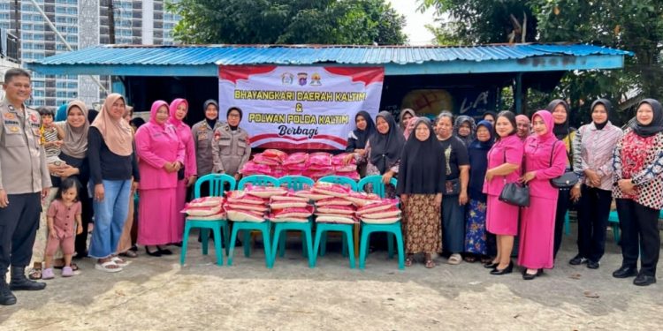 Polwan dan Bhayangkari Salurkan 500 Kg Beras Bagi Warga Membutuhkan