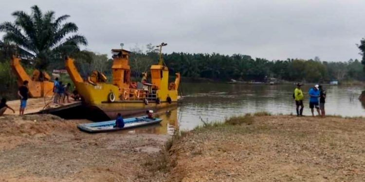 Kapal Ponton Oleng di Dermaga Rantau Panjang, Dua Truk Tercebur, Seorang Hilang