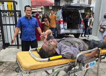 Jatuh ke Parit, Pria Lansia Dievakuasi ke RSUD AWS Samarinda 