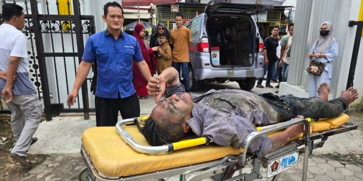 Jatuh ke Parit, Pria Lansia Dievakuasi ke RSUD AWS Samarinda