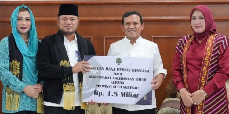Gubernur Kaltim Serahkan Bantuan Rp3,5 Miliar untuk Korban Bencana Aceh