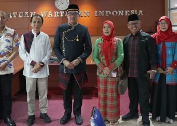 Jadikan Sarung Samarinda  Identitas Kota, Andi Harun Raih Trofi Abyakta PWI 2026