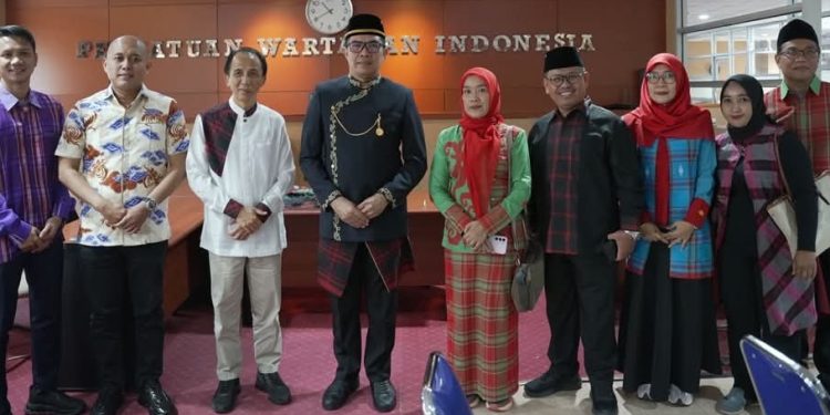 Jadikan Sarung Samarinda  Identitas Kota, Andi Harun Raih Trofi Abyakta PWI 2026
