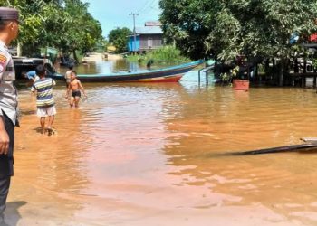 Polsek Kota Bangun Pantau Banjir di Desa Liang, Aktivitas Warga Normal