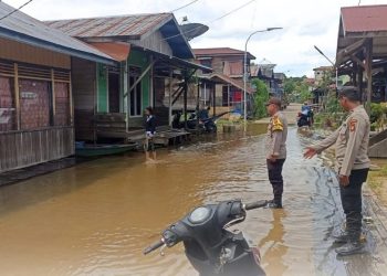 Di Tengah Genangan, Polisi di Kenohan Menjaga Pagi hingga Petang
