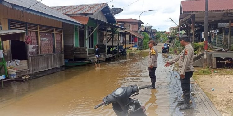 Di Tengah Genangan, Polisi di Kenohan Menjaga Pagi hingga Petang