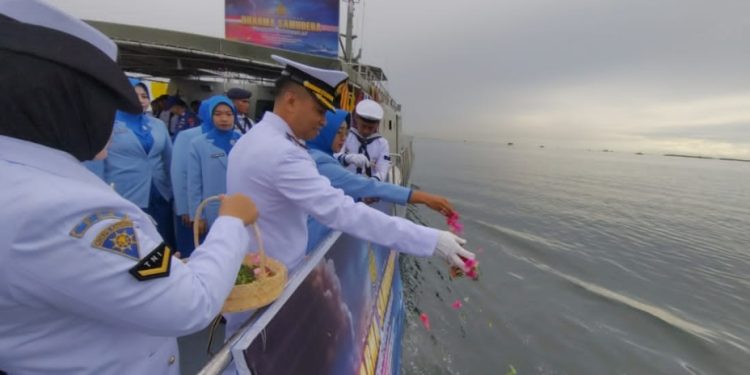 Lanal Sangatta Gelar Tabur Bunga di Perairan Bontang, Peringati Hari Dharma Samudera