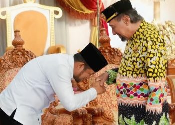Datang Bersilaturahmi, Gubernur Cium Tangan Sultan Kutai Kartanegara 