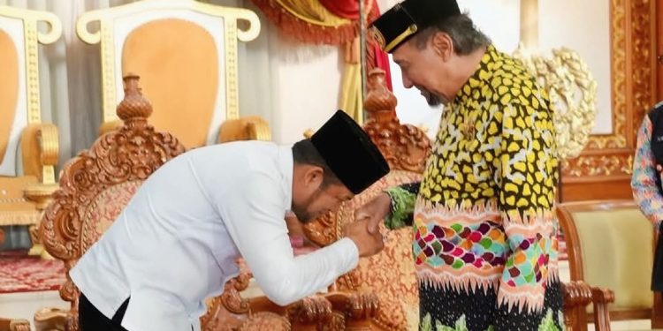 Datang Bersilaturahmi, Gubernur Cium Tangan Sultan Kutai Kartanegara 