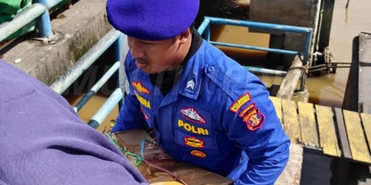 Satpolairud Samarinda Amankan Kedatangan Kapal di Dermaga Mahulu 