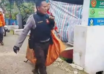 Satu Mayat Pria Korban Kecelakaan Pesawat ATR Dievakuasi dari Jurang Bulusaraung 