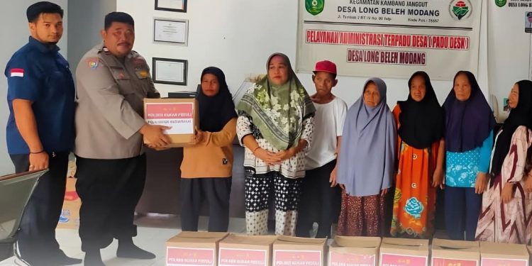 Polsek Kembang Janggut Salurkan Sembako Bagi Warga Terdampak Banjir 