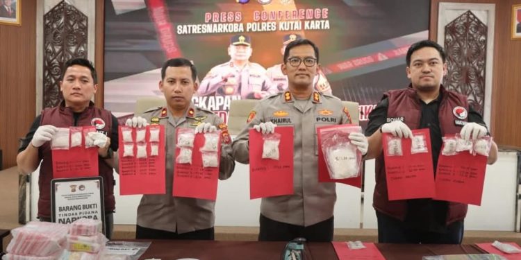 Polres Kukar Ungkap Dua Kasus Besar Narkoba, Tiga Pelaku Ditangkap, Lebih dari 1,4 Kilogram Sabu Disita 