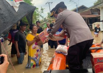 Kapolres Pantau Banjir Sangatta Selatan, Salurkan Sembako Warga Terdampak