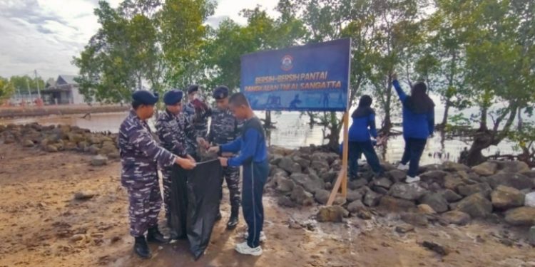 Lanal Sangatta Bersihkan Pantai Kenyamukan Libatkan 150 Peserta