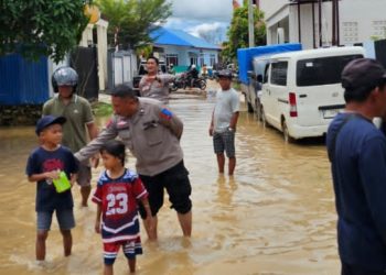 Polisi Sisir Bantaran Sungai Sangatta Cegah Korban Jiwa Akibat Banjir