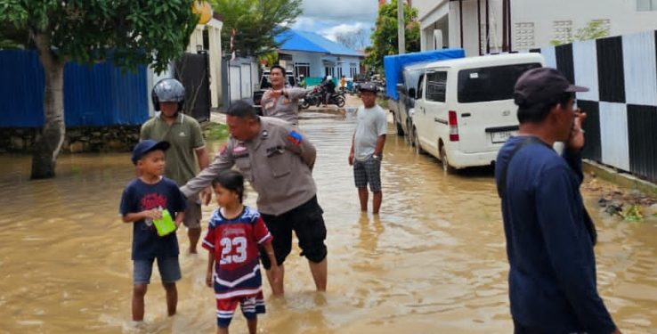 Polisi Sisir Bantaran Sungai Sangatta Cegah Korban Jiwa Akibat Banjir