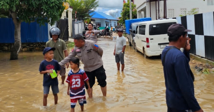 Polisi Sisir Bantaran Sungai Sangatta Cegah Korban Jiwa Akibat Banjir