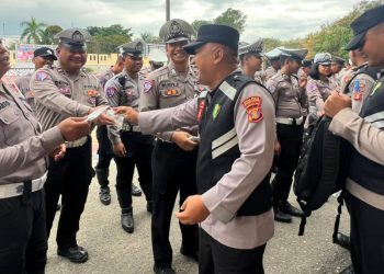 Dukung Operasi Mahakam, Dokkes Polres Kutai Timur Bagikan Vitamin