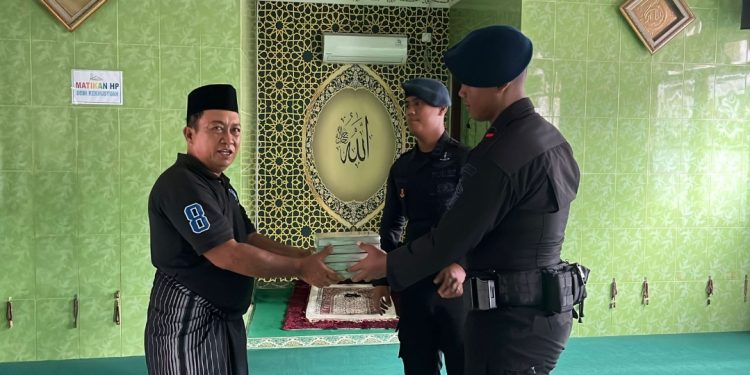 Brimob Kaltim Serahkan Al Quran di Musala Baiturrahman Balikpapan