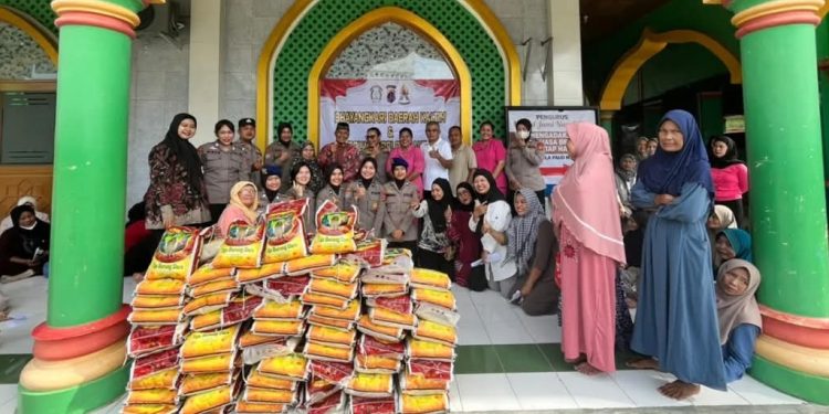 Polwan dan Bhayangkari Salurkan 100 Karung Beras di Balikpapan