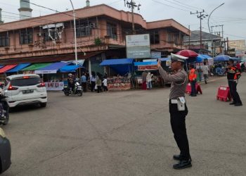 Satlantas Atur Lalu Lintas di Sejumlah Titik Pasar Ramadan di Sangatta 