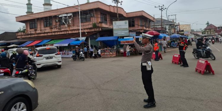 Satlantas Atur Lalu Lintas di Sejumlah Titik Pasar Ramadan di Sangatta 