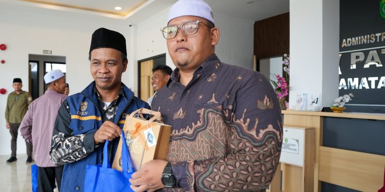 Otorita IKN Bagikan Seribu Mushaf dan Kurma di Samboja